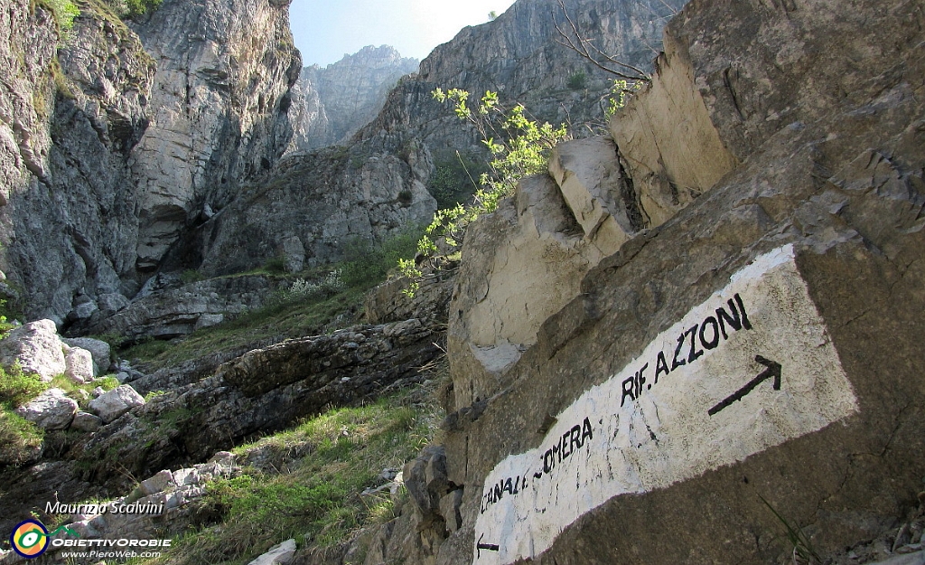40 Si entra nella Dolomia. Bivio del Canale Comera..JPG